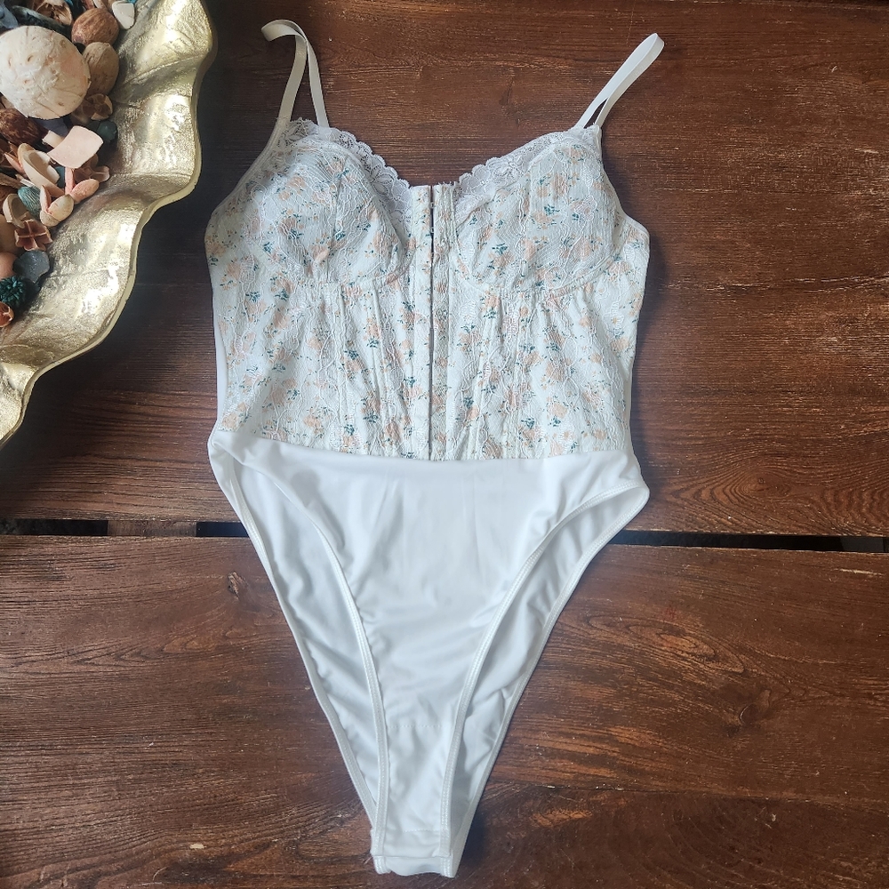 ๐ Floral lace bodysuit - Picture 4 of 8
